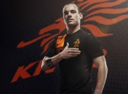 开云APP-北欧寒冰与亚平宁烈焰，当芬兰铁壁正面击溃大黄蜂，基耶萨在欧冠之夜接管权杖